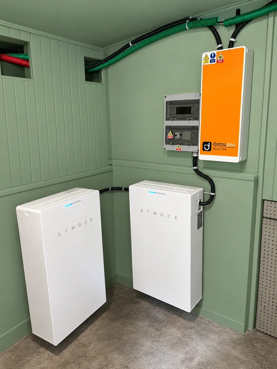 Deux batteries de stockage Atmoce et un gestionnaire d’énergie domuneo dans un local technique