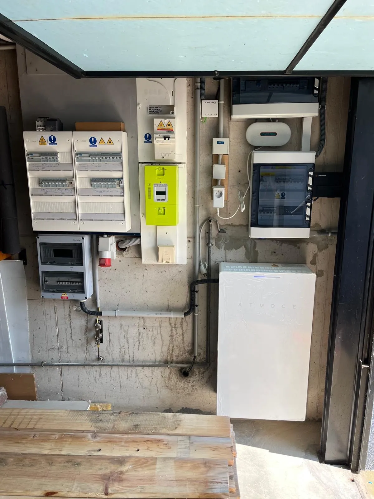 Batterie Atmoce et coffrets de protection photovoltaïque installés par ISL CLIM dans un local technique