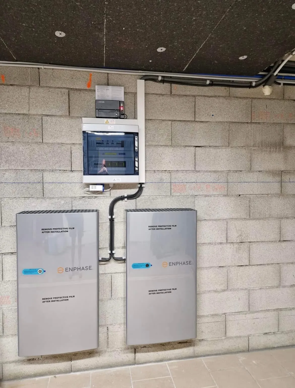 Deux batteries de stockage Enphase et leur coffret de protection installés côte à côte par ISL CLIM dans un local technique