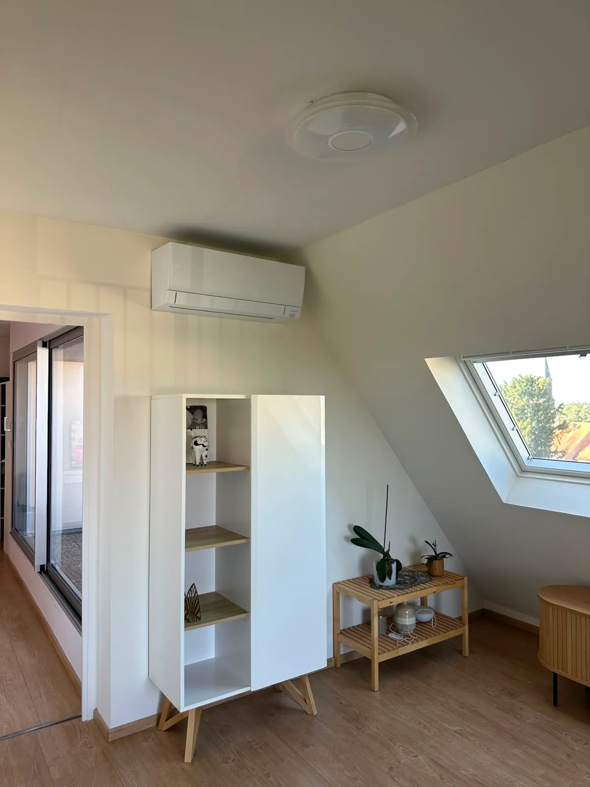 Split de climatisation réversible installé par ISL CLIM sous les combles aménagés d’une maison