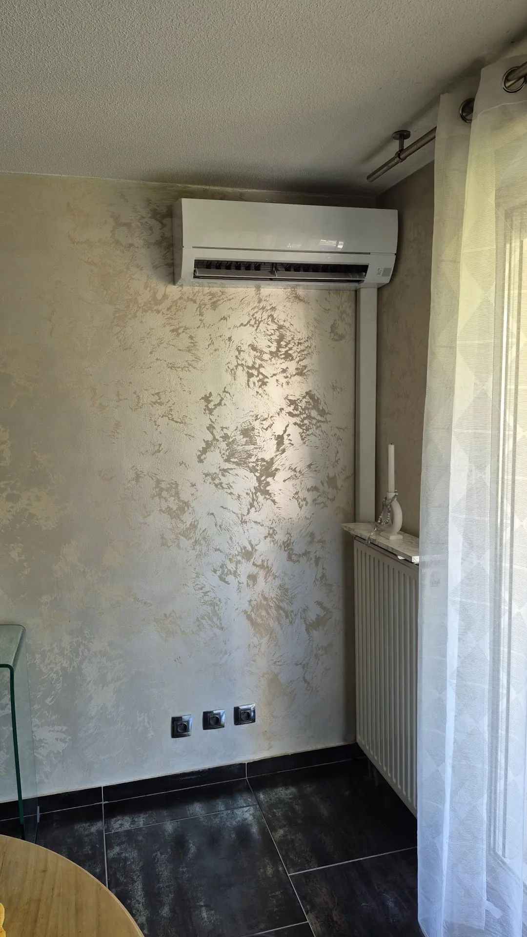 Unité intérieure de climatisation réversible Mitsubishi Electric installée par ISL CLIM dans un séjour