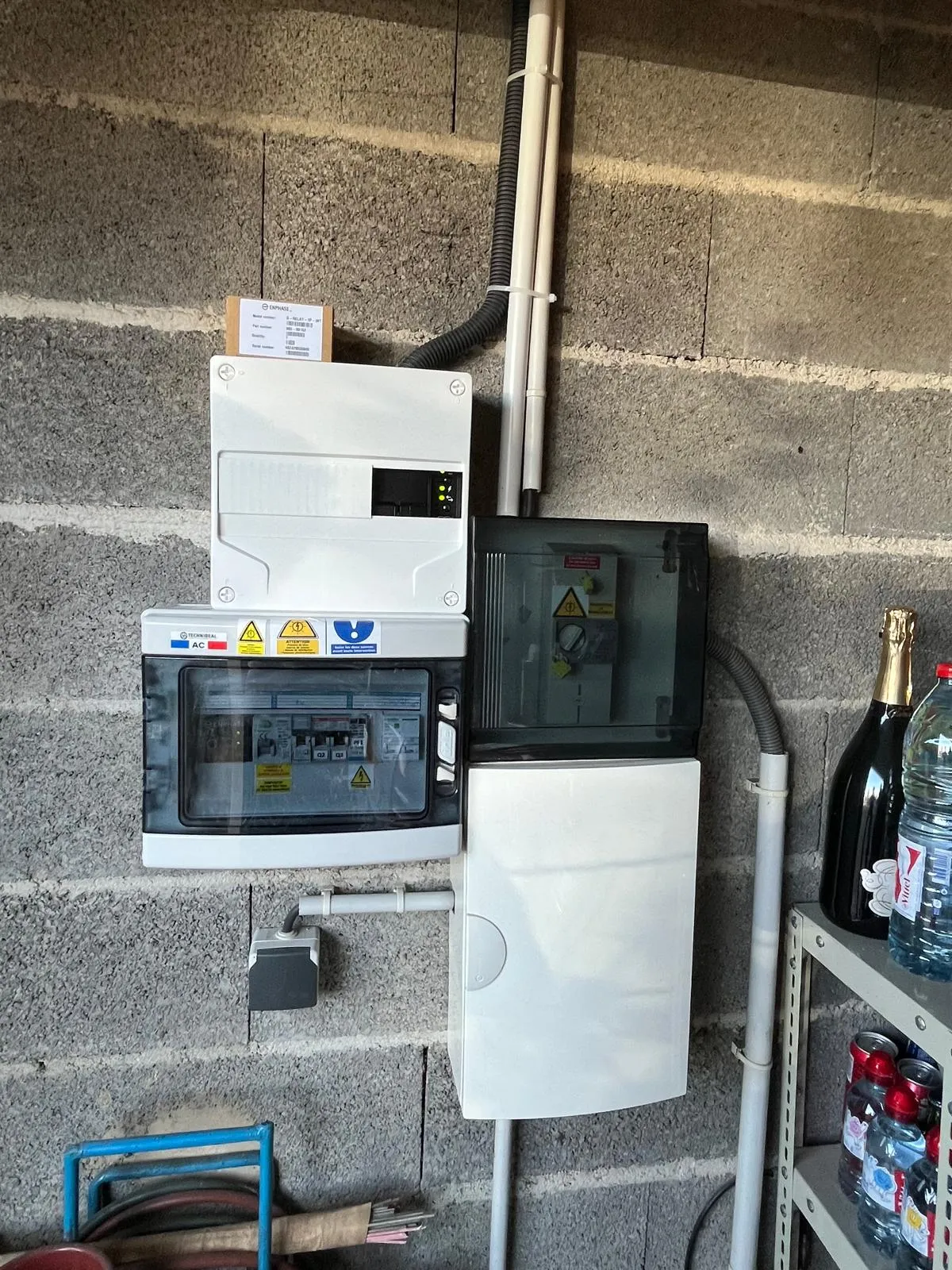 Coffret électrique et relais Enphase raccordés par ISL CLIM dans un local technique