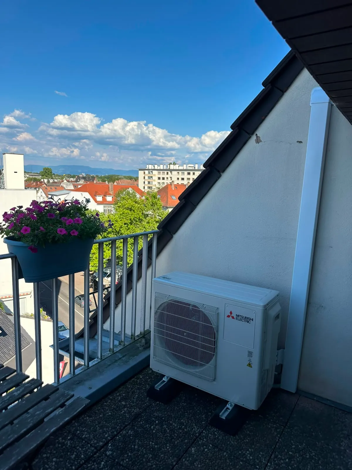 Unité extérieure de pompe à chaleur Mitsubishi Electric installée sur le balcon d’un appartement par ISL CLIM